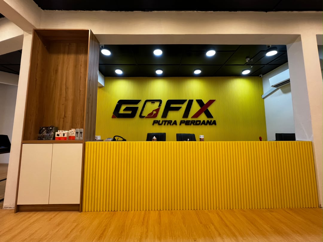Kaunter dalam kedai GOFIX Putra Perdana