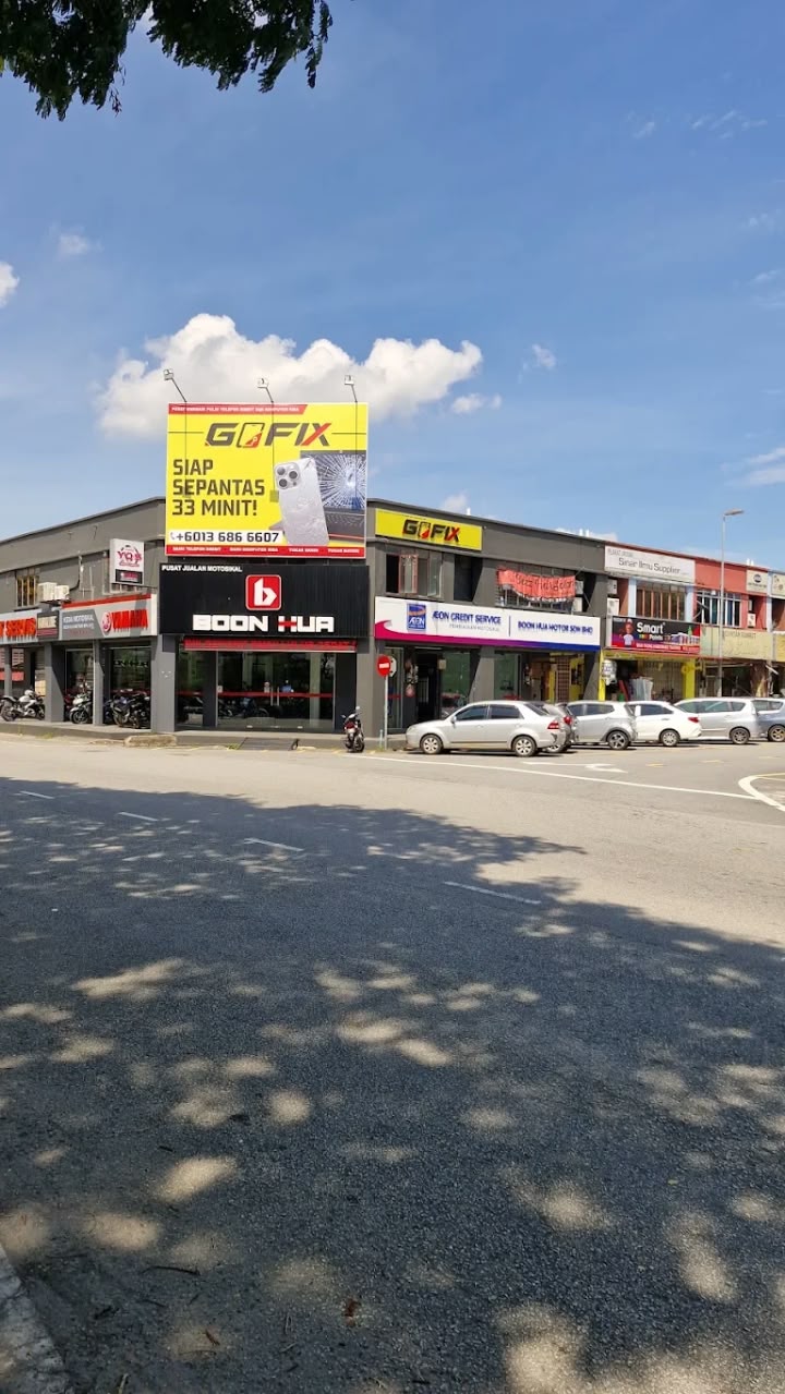 Kedai GOFIX Putra Perdana di Taman Putra Perdana, Puchong — papan iklan kuning bertulis Siap Sepantas 33 Minit, di atas kedai motosikal Boon Hua